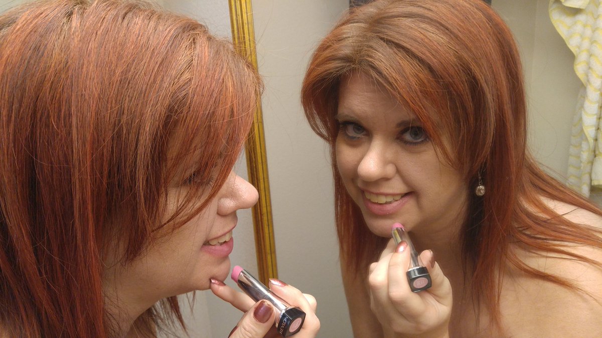 VdrGirls's tweet photo. Live photo! @IamJacksBitch  getting ready for a shoot.  @LacyKush https://t.co/aRMJolauun