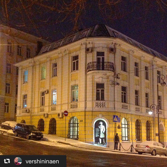 Новый арт-объект на Светланской, 8 from @vershininaen Под балконом Штирлиц или Исаев... #светланская8 #светланская ift.tt/2roIigu