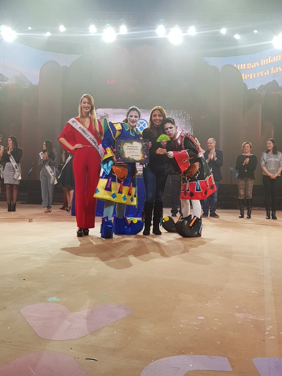 SCenCarnaval's tweet photo. Los Rebobinados Primer Premio Interpretación #MurguitasSC https://t.co/DUsc0RUoVZ