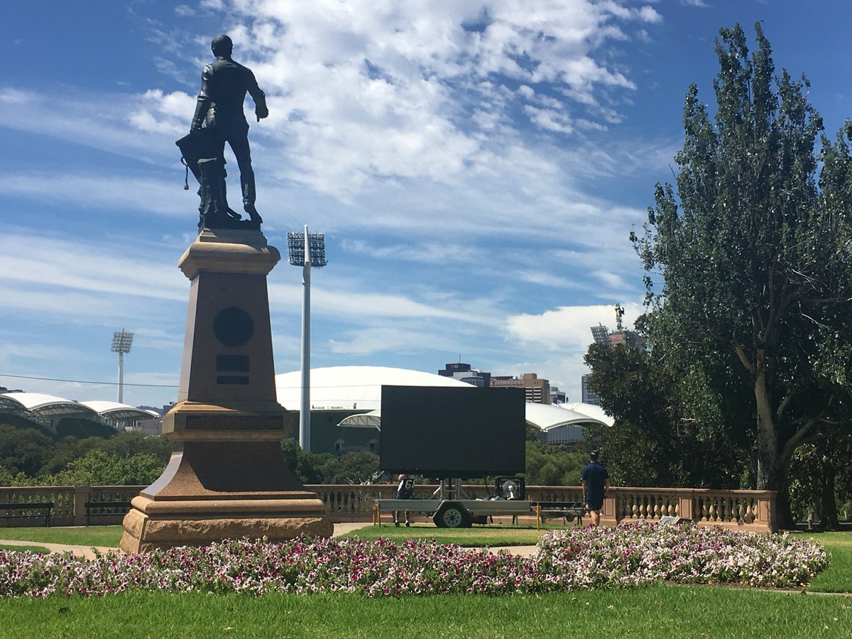 What happened to the big screen at the KOM for Stage 6 <a href="/tourdownunder/">Santos Tour Down Under 🚴🚴‍♀️</a>?? Shrunken to TV screen size 😥