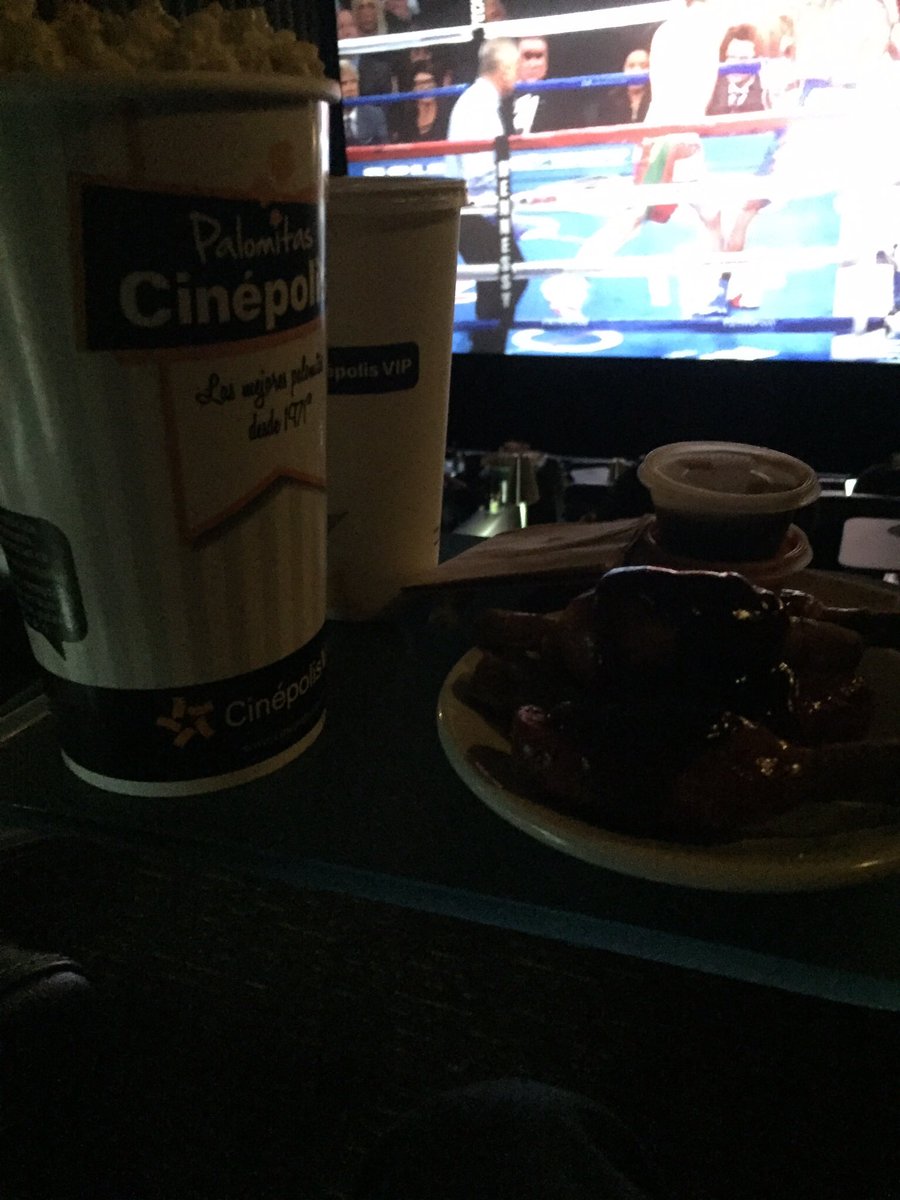 AXdxdpro's tweet image. BOX , popcorn , Wings and Soda = Good time