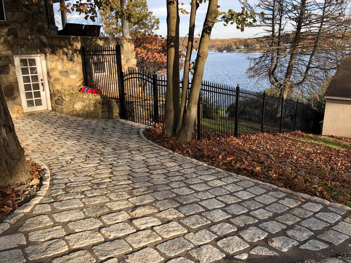 PrimeBuilds's tweet image. Here is the bluestone patio, custom built-in grilling station and bar, winding stone staircase connecting elevations, bluestone walkways, Belgian block driveways, real-stone veneer siding @PrimeBuilds #PrimeConstruction #PrimeBuilds #PrimeConstructionRemodeling #ThisIsOurWork