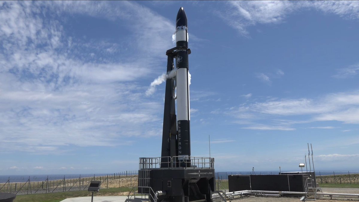 RocketLab's tweet image. Electron is vertical on the pad at LC-1, LOX fill is complete and we are currently targeting no earlier than 14:43 NZDT (17:43 PT/ 20:43 ET / 01:43 UTC). #StillTesting