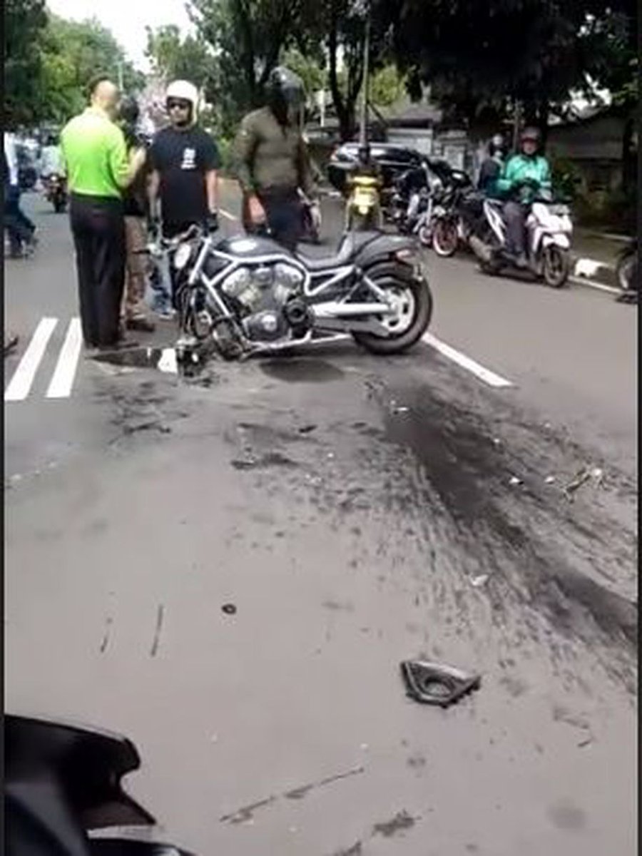 detikcom's tweet photo. Heboh Kecelakaan Moge VS Mobil, Sopir Mobil Dipukul https://t.co/G2W12mbBI5 https://t.co/cjzux3CObr