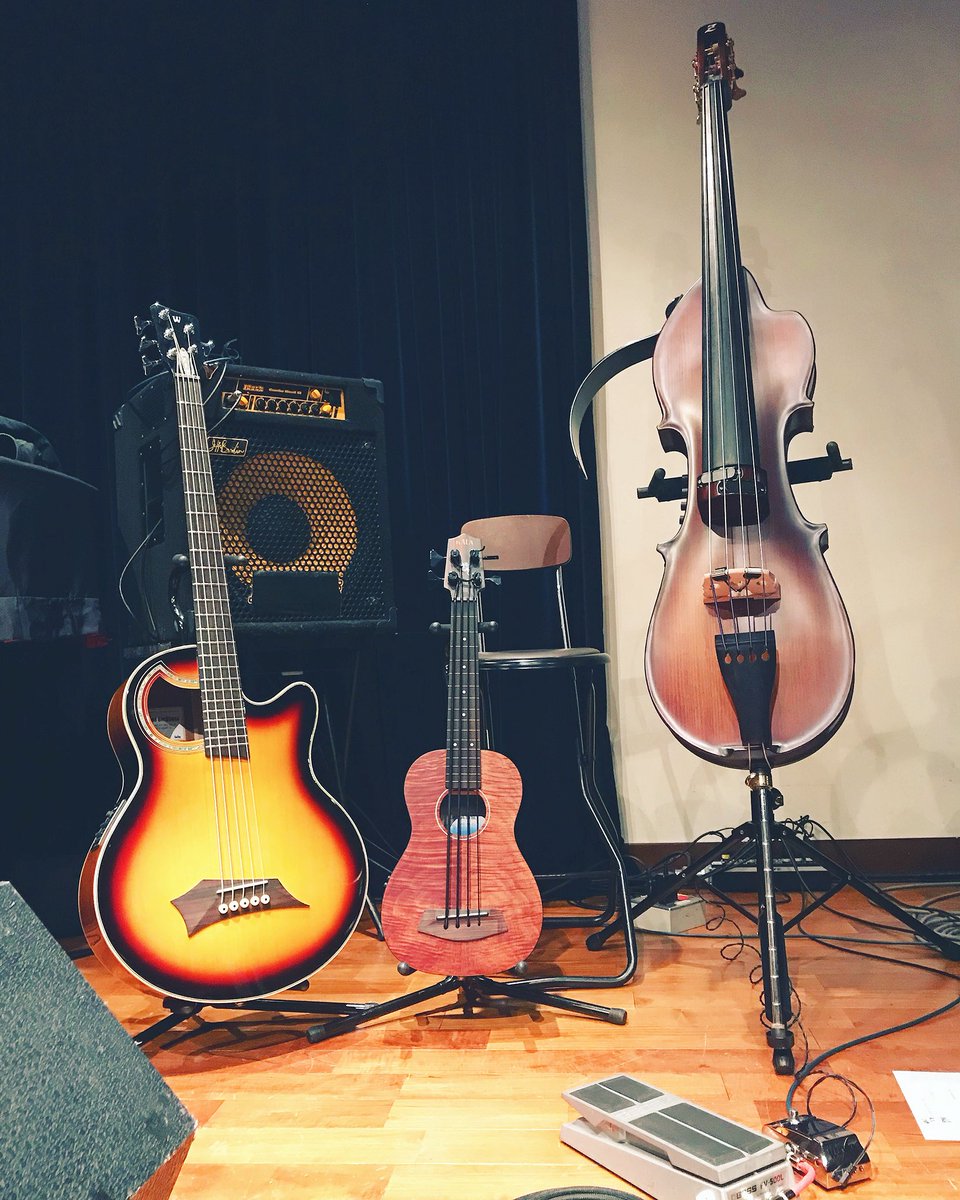 TakayukiMurata's tweet photo. 今日は小比類巻かほるさんのアコースティックライブです☆
我が家にあるアコースティックベースを3人連れて来ました☆
#atelierz #uplightbass #acousticbass #warwickbass #warwickalien #kalaukulele #ukulelebass #小比類巻かほる https://t.co/hXwf2x6gC8