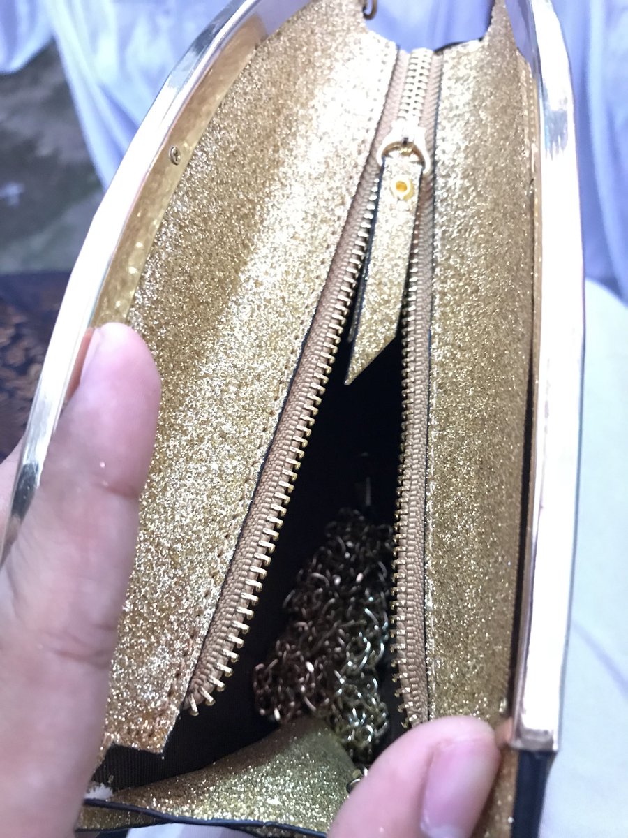 *kondangan*

Istri nenteng tas baru
👦🏻 sini aku pegangin
lah kok isinya kosong?
🧕🏻 buat pegangan doang, hehe

🤦🏻‍♂️ woman~