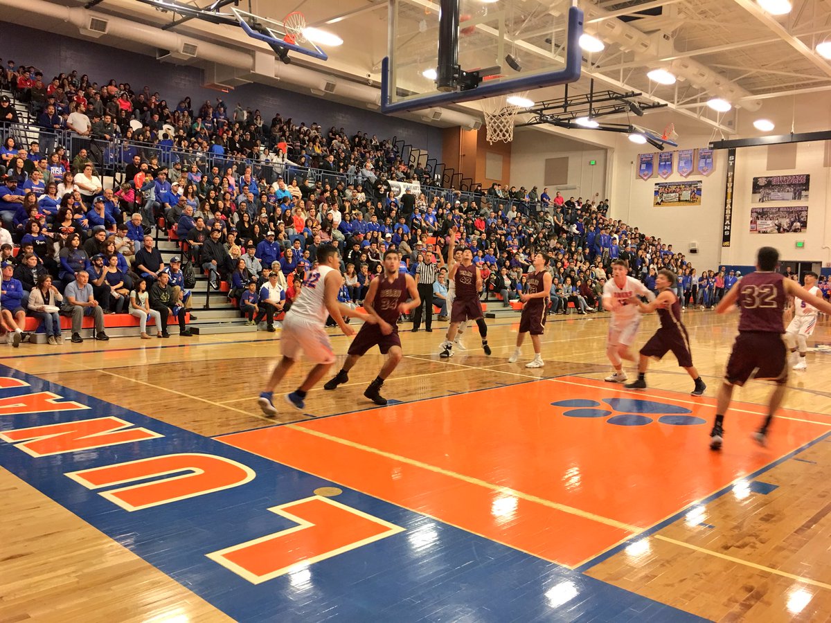 VCNewsBulletin's tweet photo. #NMPreps #D5_5A Boys Hoops, End 1Q: Los Lunas 18, Belen 8 #NMAA Tigers start Game w/ 10-2 run; Eagles start flat, picking up intensity. SRO crowd tonight  #NMHSHoops #PathToThePit https://t.co/XP8iUBRhjB