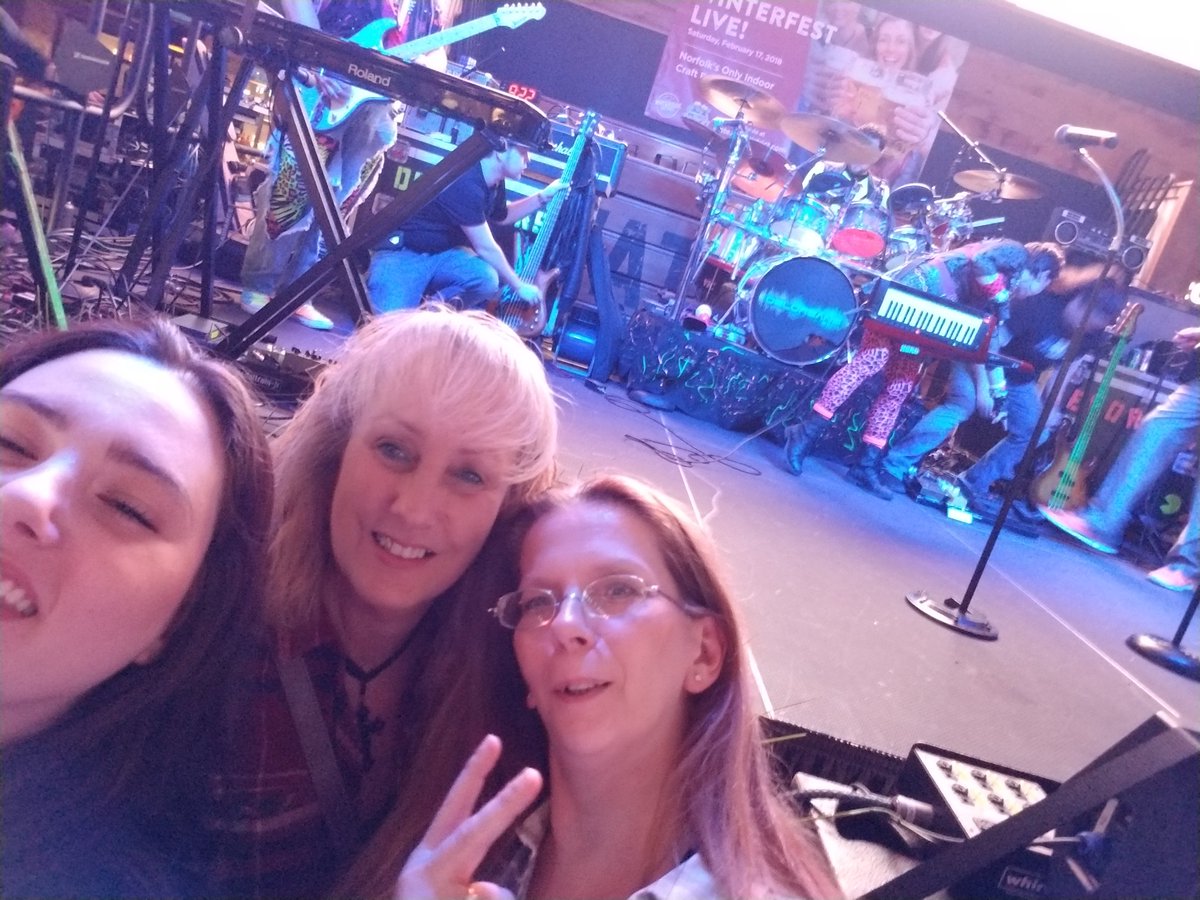 kayashouse's tweet photo. #watersidedistrict the deloreans!!!!! https://t.co/fyRU2wLrdW