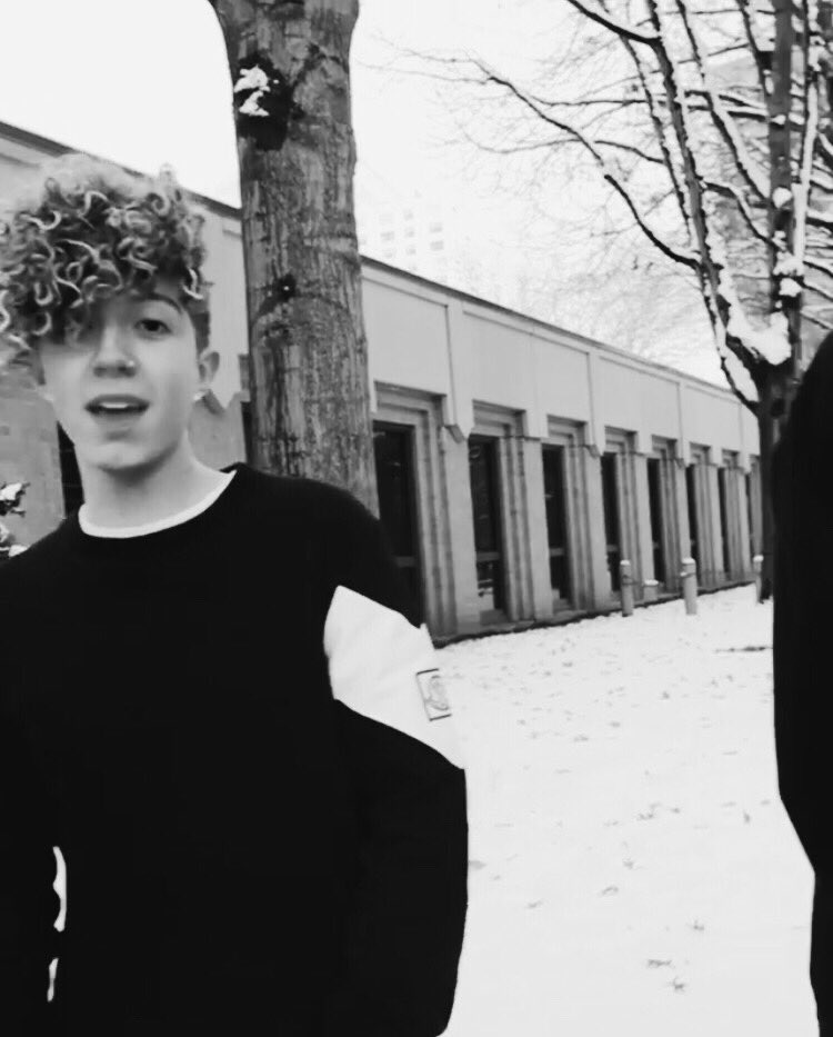 heartilyavery's tweet photo. he looked so cute during this mashup 

#iHeartAwards #WhyDontWe #BestBoyBand https://t.co/FXCSBnA75i