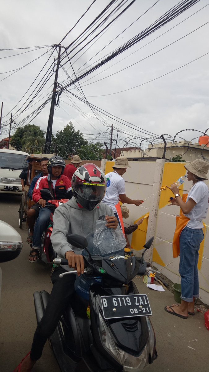 asmantahriz's tweet photo. Jalan kol pol pranoto tugu cimanggis depok macet total sepanjang 2km karena ada pengecatan para mahasiswa di tembok pembatas mako brimob kelapa dua mohin bantuan unit terkait tks @RadioElshinta https://t.co/SSfjDZpCKW