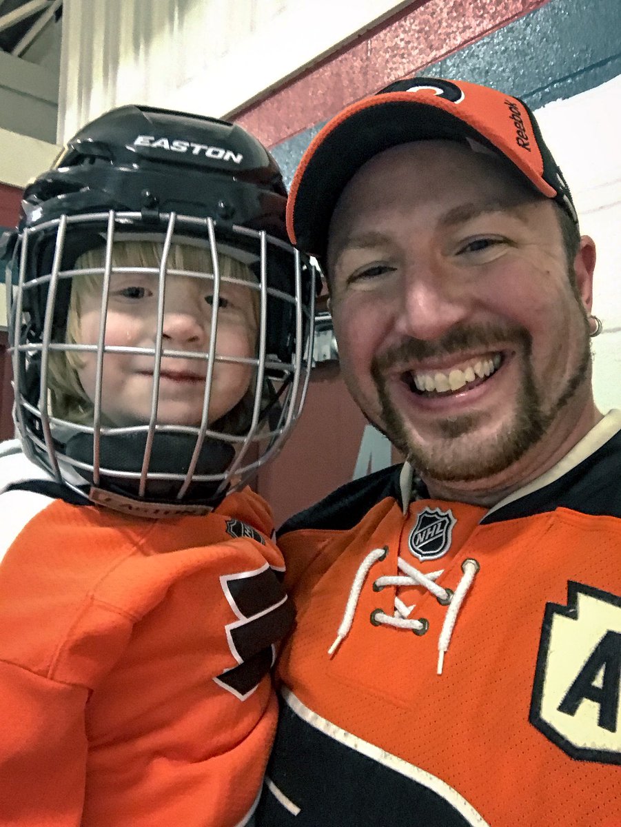 Pav625's tweet photo. His first time on ice, he did so good!! #FirstTimeOnIce #ProudDaddy https://t.co/Gaypzef2vp