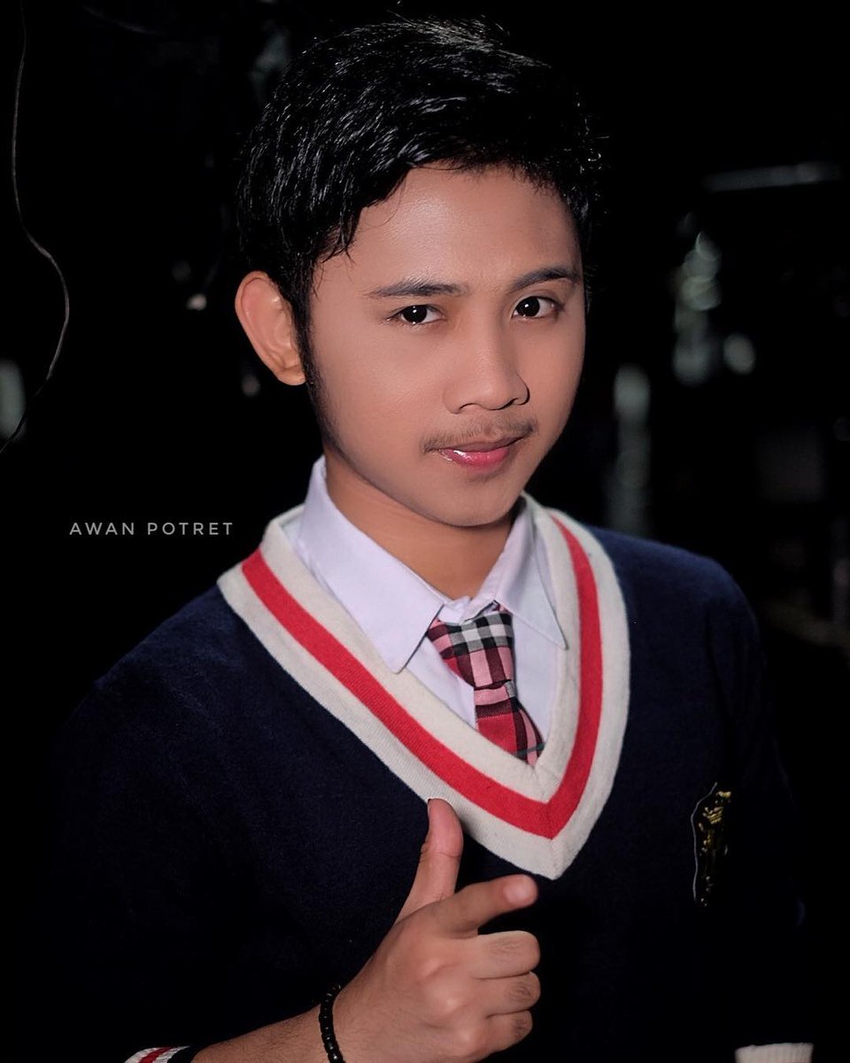 Kira2 ini lagi nunjuk siapa ya si boy <a href="/DA3_Rafly/">Muh.Rafly Heriawan</a> 🤔🤔🤔
#OffAirKe2RaflyDiSingapore
