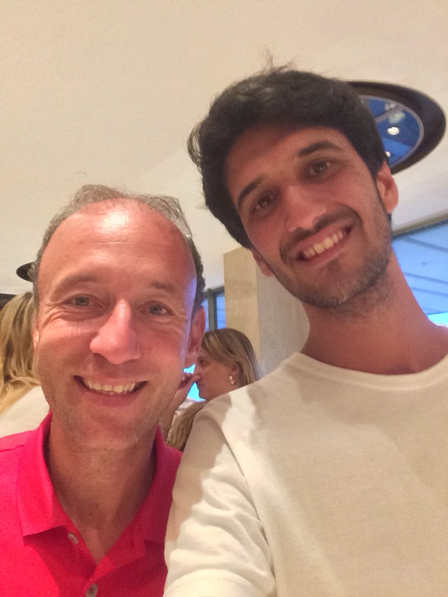 efedm's tweet image. Antes de poder ver a los jugadores de river, me pude sacar esta foto con el crack de @juancortese