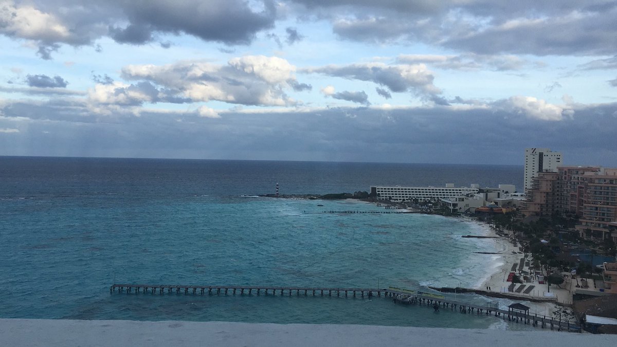 hannahthraves's tweet photo. Skies of blue....... https://t.co/hd24relPci