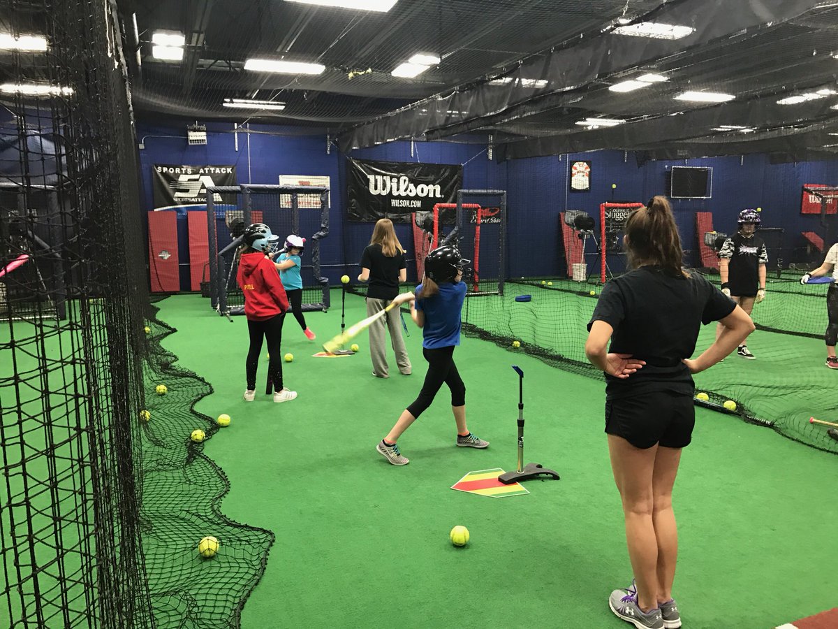 PHSKnightsSball's tweet photo. Great turn out today for the first clinic! Thanks to @TheBallparkMP for hosting. So proud of the leaders we have in this program for putting this fundraiser together! https://t.co/VWx2TemHEm