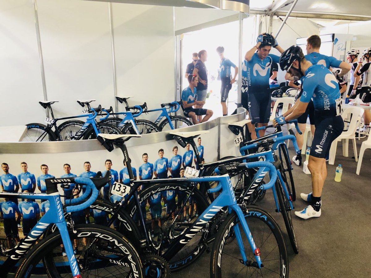 Movistar_Team's tweet photo. #TDU Mitad de carrera ya (vuelta 10 de 20) en el circuito decisivo de Adelaida. Owen (EFD) y O’Connor (DDD) encabezan con 40” sobre el pelotón. El primer sprint intermedio, sin novedad entre los dos primeros de la general. (📸 @fermingomezpe) @Canyon_Spain https://t.co/cr99l25Z3o