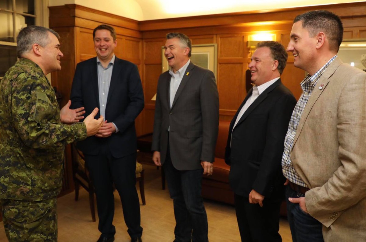 AndrewScheer's tweet image. Rien de mieux pour terminer #HockeyDayinCanada: féliciter @rmc_canada_cmr contre West Point à Kingston!