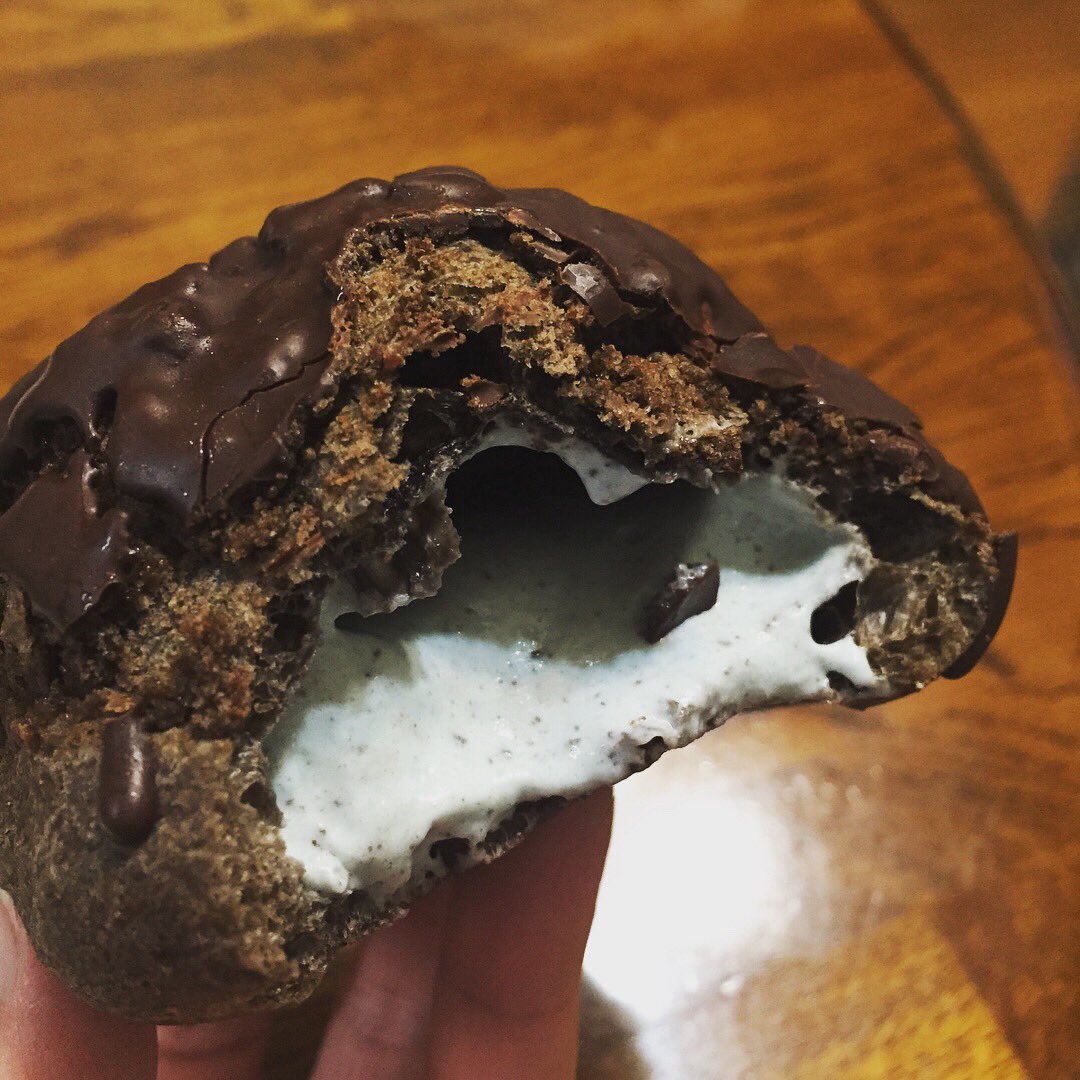 ikuraimon's tweet photo. 今年のチョコミントはじめ。
セブンイレブンのチョコミントへの頑張りはほんとに感���しかない！
ほんで和ぱふぇ、関西圏でよかったー！！チョコわらびとホワイトチョコおいしー♡ https://t.co/ORrQGshlrQ