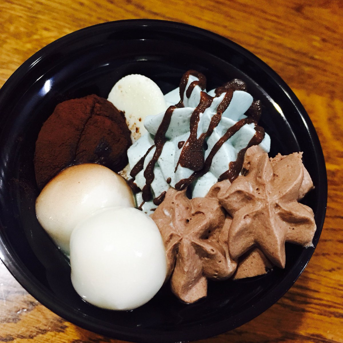 ikuraimon's tweet photo. 今年のチョコミントはじめ。
セブンイレブンのチョコミントへの頑張りはほんとに感���しかない！
ほんで和ぱふぇ、関西圏でよかったー！！チョコわらびとホワイトチョコおいしー♡ https://t.co/ORrQGshlrQ