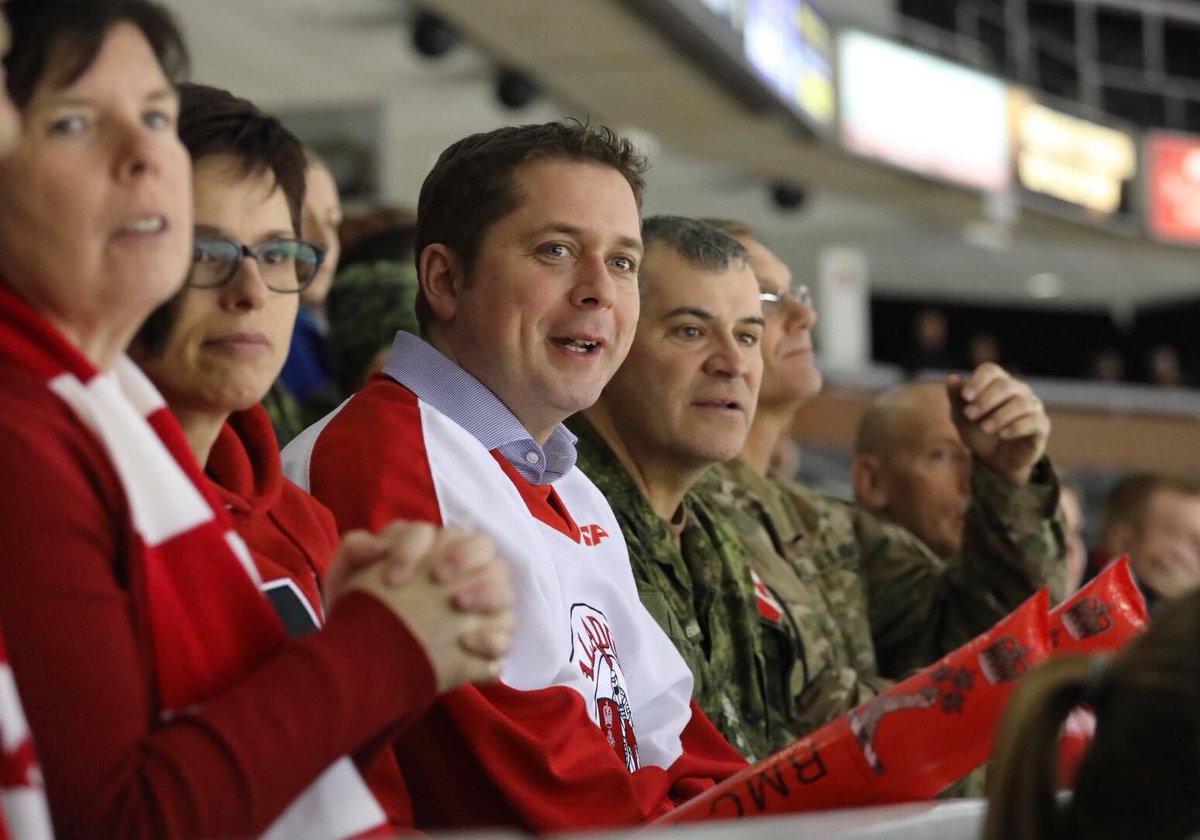 AndrewScheer's tweet image. Rien de mieux pour terminer #HockeyDayinCanada: féliciter @rmc_canada_cmr contre West Point à Kingston!