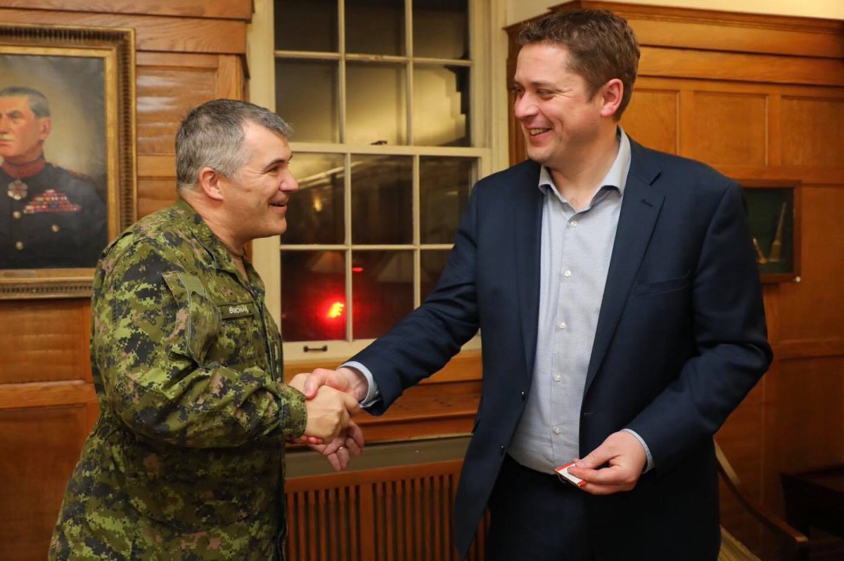 AndrewScheer's tweet image. Rien de mieux pour terminer #HockeyDayinCanada: féliciter @rmc_canada_cmr contre West Point à Kingston!
