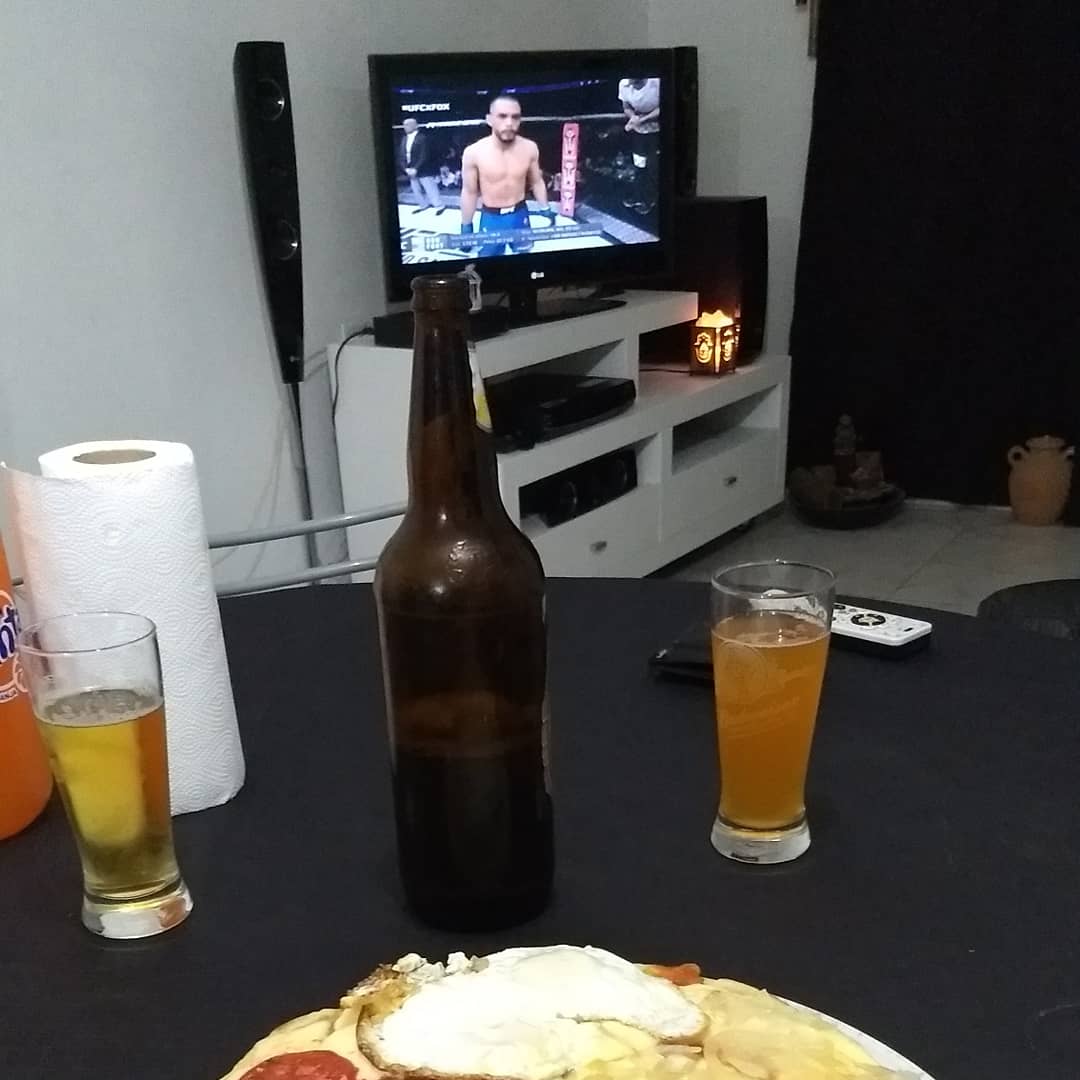 GustavoSignoret's tweet photo. Pizza, cerveza y  #UFCxFOX  @wqueijeiro @EmilianoCandido , saludos desde Córdoba https://t.co/f2IV8DjH2Y