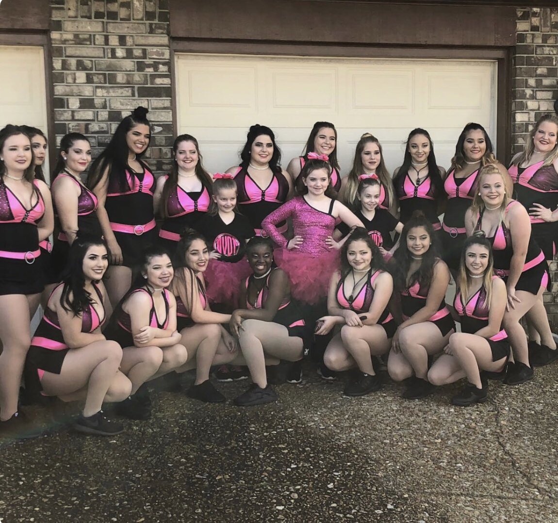 escxbvr__'s tweet photo. Parade was lit 💗🖤🤘🏼#DVDT https://t.co/o4hJwG2Vje