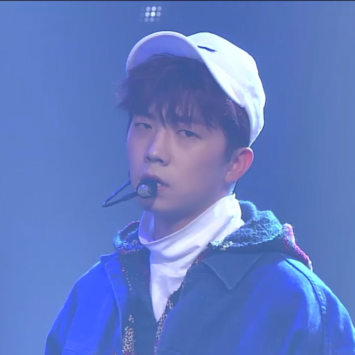 kurotama_'s tweet photo. いつも見ない音楽番組をこんなに楽しみに見る事が出来て幸せ💙でした。
ウヨン本当にお疲れ様でした。
今日も素敵なセット✨
化粧は濃いめw
#WOOYOUNG #2PM
#헤어질때 
#Dont_act 
#뚝
#人気歌謡 https://t.co/q3Xy3QPQPu