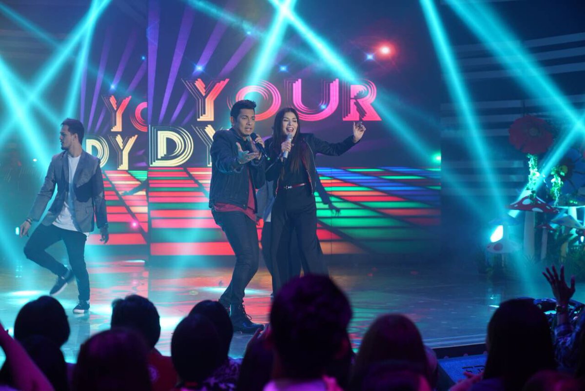 AngeliPV's tweet photo. i love seeing the original duo @GaryValenciano1 @zsazsapadilla perform together ! #SandraChavez and I used to manage them together ! hehe She manages @sharon_cuneta12 now @ASAPOFFICIAL @manila_genesis #ASAPFunFiesta https://t.co/rVy4WZurjV