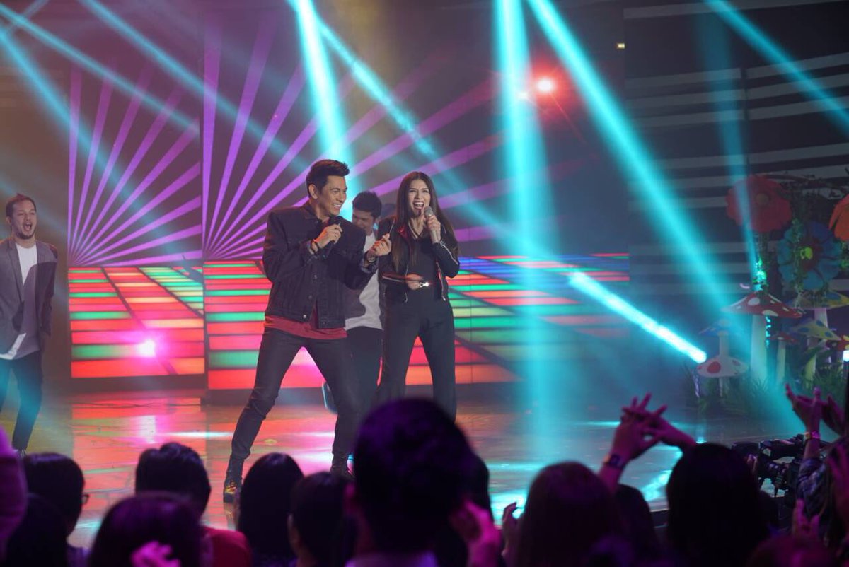 AngeliPV's tweet photo. i love seeing the original duo @GaryValenciano1 @zsazsapadilla perform together ! #SandraChavez and I used to manage them together ! hehe She manages @sharon_cuneta12 now @ASAPOFFICIAL @manila_genesis #ASAPFunFiesta https://t.co/rVy4WZurjV