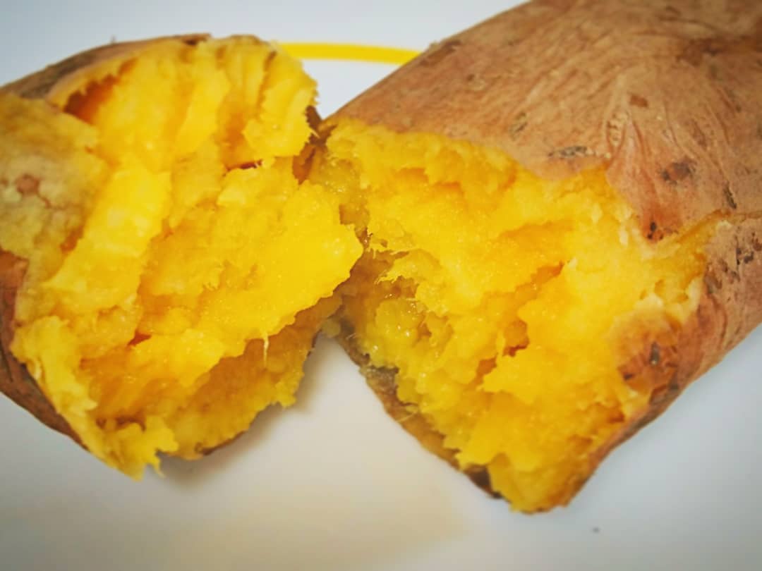 頂いた大量のさつまいもで試行錯誤を重ね、一番簡単で一番美味しいサツマイモ🍠の食べ方を発見しましたฅ^>ω<^ฅ✨

#にゃんこと僕 