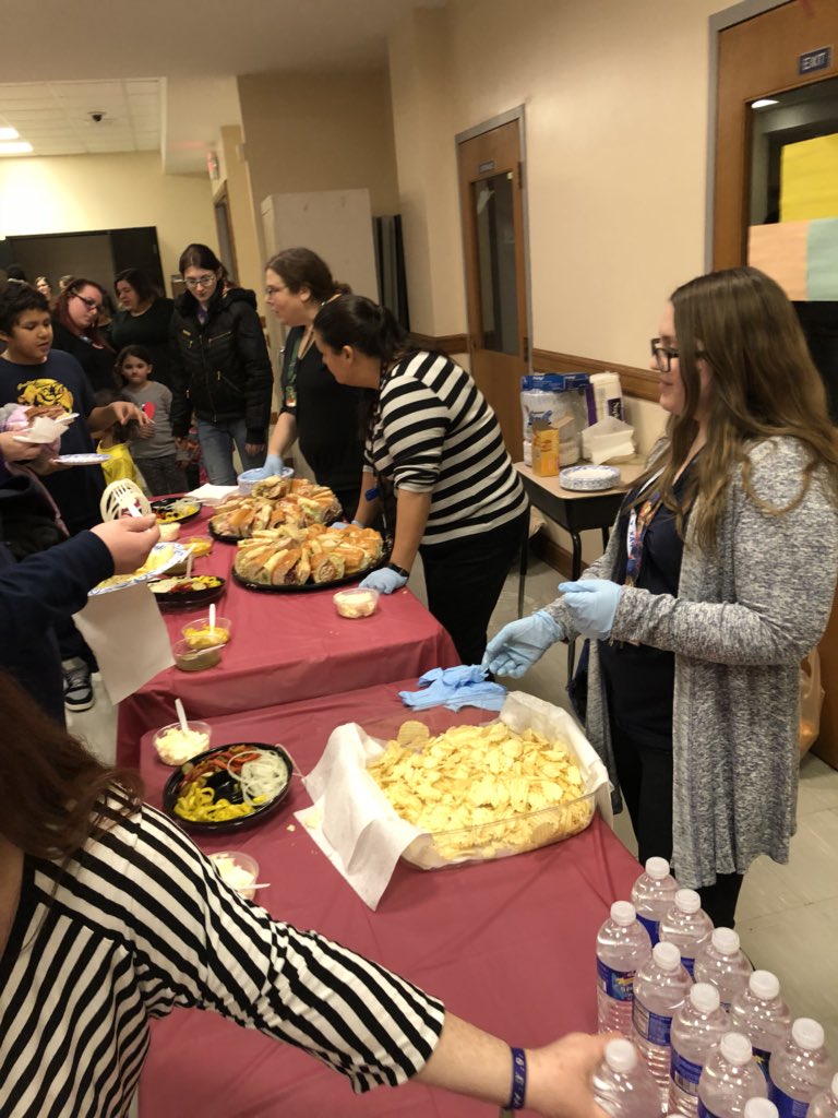 meltch27's tweet photo. Porter literacy night was fun for all! Crafts, dancing, and reading under the stars! #familyengagement @SyracuseSchools @PorterElemSCSD https://t.co/VkOtU8tUOe