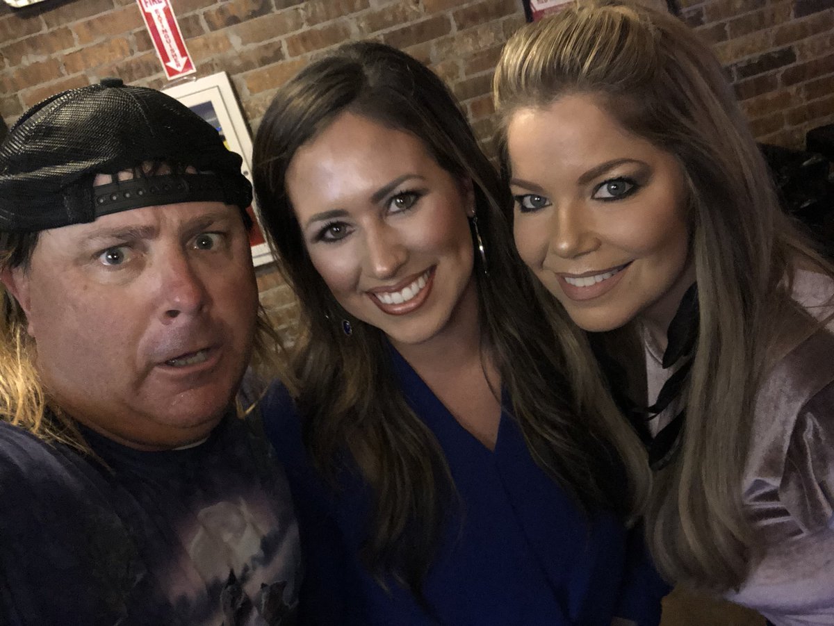 DonnieBaker1's tweet photo. Came all the way to Texas just to meat Pippa Middleton and Fergie! Swear to God!  I’d eat it until they had heartburn!  But of course they’re both married to lifelong cock blockers! #StateLaw! #HotButteredTexasToast! #TexasStrong! #FullBodyBoner #PigaMortis! #RedRoosterIceHouse! https://t.co/TgtKGe7Cih