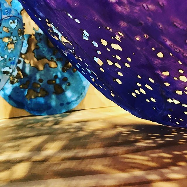 Nicola_Anthony's tweet image. Casting shadows and patterns at @fbairprogram #fbairprogram #thefabricoftime 
#fineart #contemporaryArt #artwork #sculpture #installation #inspiration #installationart #sculptor #blue #pattern #paper #britishartist #burnt #drawing #inkdrawing ift.tt/2mVCgPc