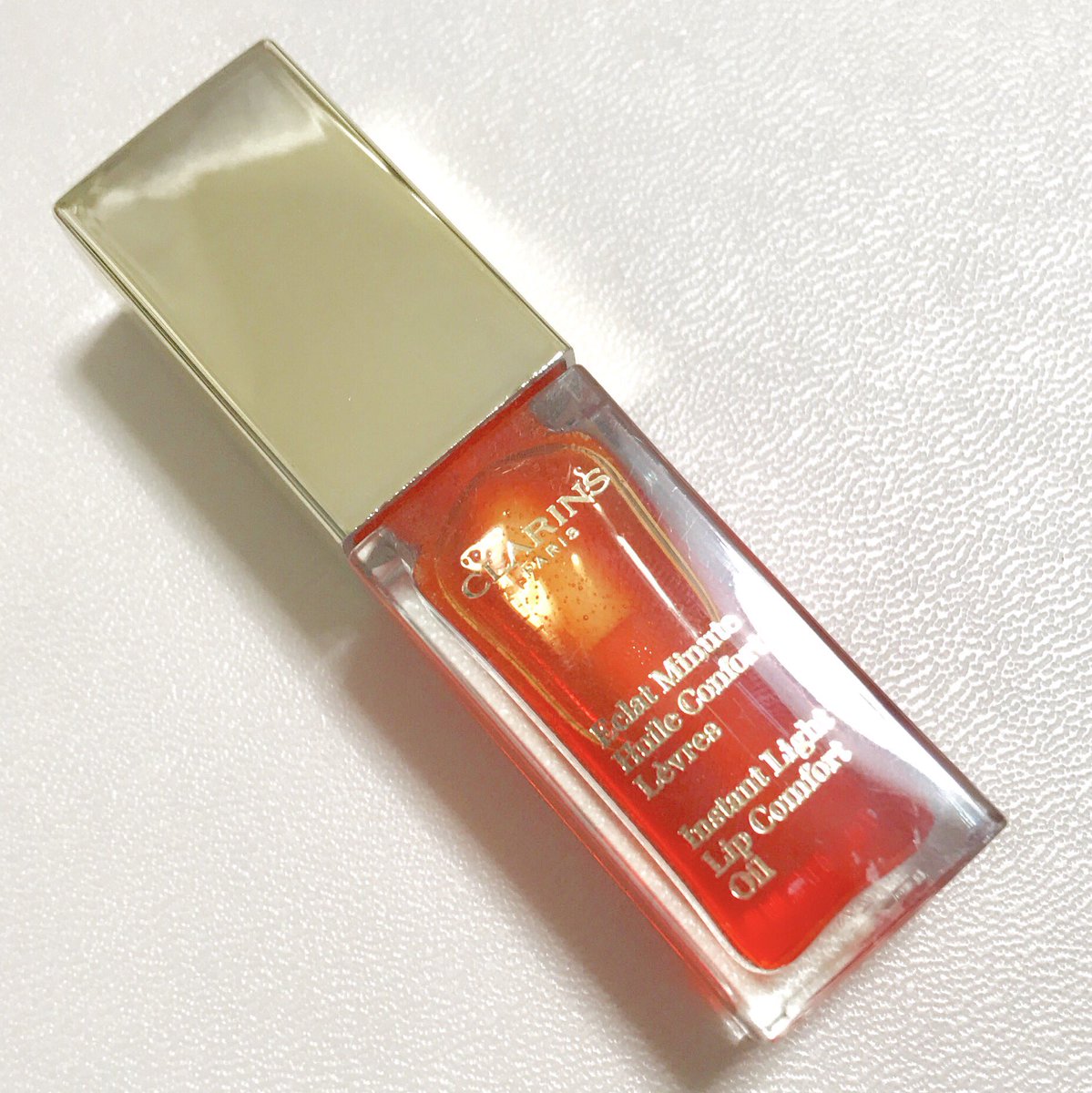 本田ユニ 買おうか迷っていたクラランスのコンフォートリップオイルを購入 04キャンディーと05タンジェリンがティント効果があるとのことで 05番にしました 食べても拭いても色味が残ります 残るカラーは青みピンク 潤いもすごいし みなさん