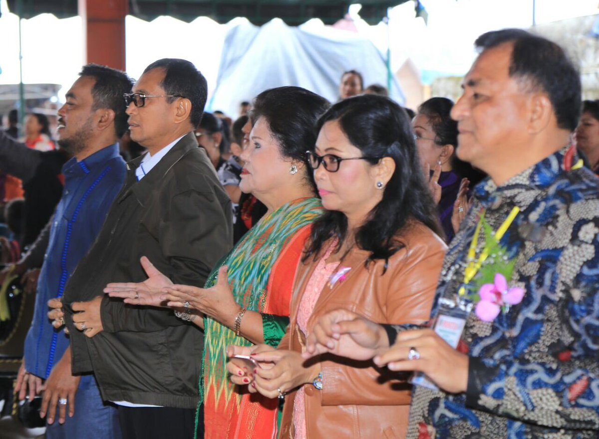 semangatbaru_JR's tweet photo. Minggu pagi yang indah ini saya turut mendapat berkat langsung dari tangan Opung Uskup Agung Medan, Mgr Dr Anicetus Bongsu Sinaga, OFM Cap setelah mengikuti perayaan ekaristi pemberkatan Gereja Katolik Stasi St. Santa Klara Siosar di Desa Klara, Kabupaten Karo, Sumatera Utara. https://t.co/tQsXKyXNGJ