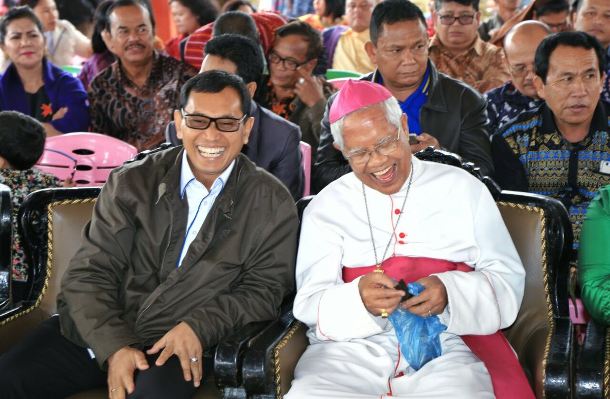 semangatbaru_JR's tweet photo. Minggu pagi yang indah ini saya turut mendapat berkat langsung dari tangan Opung Uskup Agung Medan, Mgr Dr Anicetus Bongsu Sinaga, OFM Cap setelah mengikuti perayaan ekaristi pemberkatan Gereja Katolik Stasi St. Santa Klara Siosar di Desa Klara, Kabupaten Karo, Sumatera Utara. https://t.co/tQsXKyXNGJ