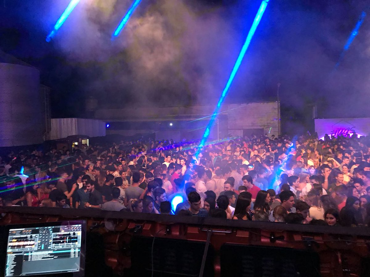 Por más noches como esta! LA MEJOR FIESTA! EXPLOTOOOOO 😁🍐🍐🍐🍐 <a href="/LvHugs/">Hugs</a>