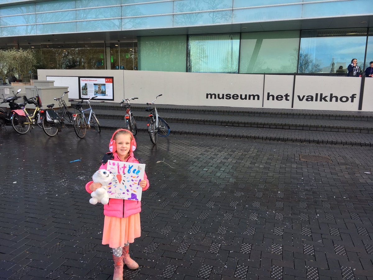dpvantoor's tweet photo. Lotte gaat haar schilderij aanbieden! #ValkhofMuseum #Museumkaart https://t.co/PhU7O8BKie