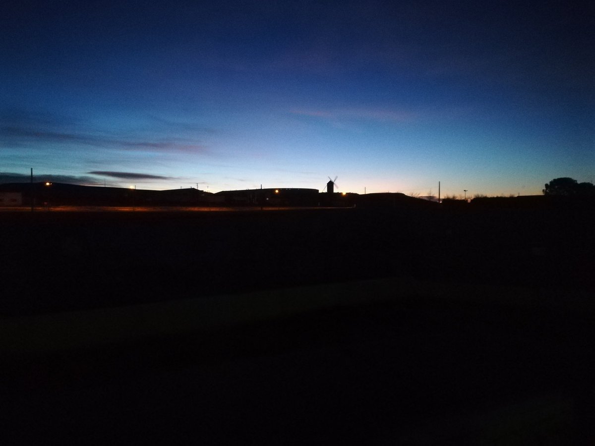 vibeza_14's tweet photo. Amanecer al más puro estilo manchego #VillamayordeSantiago @tiempobrasero https://t.co/kePeuI0dLN