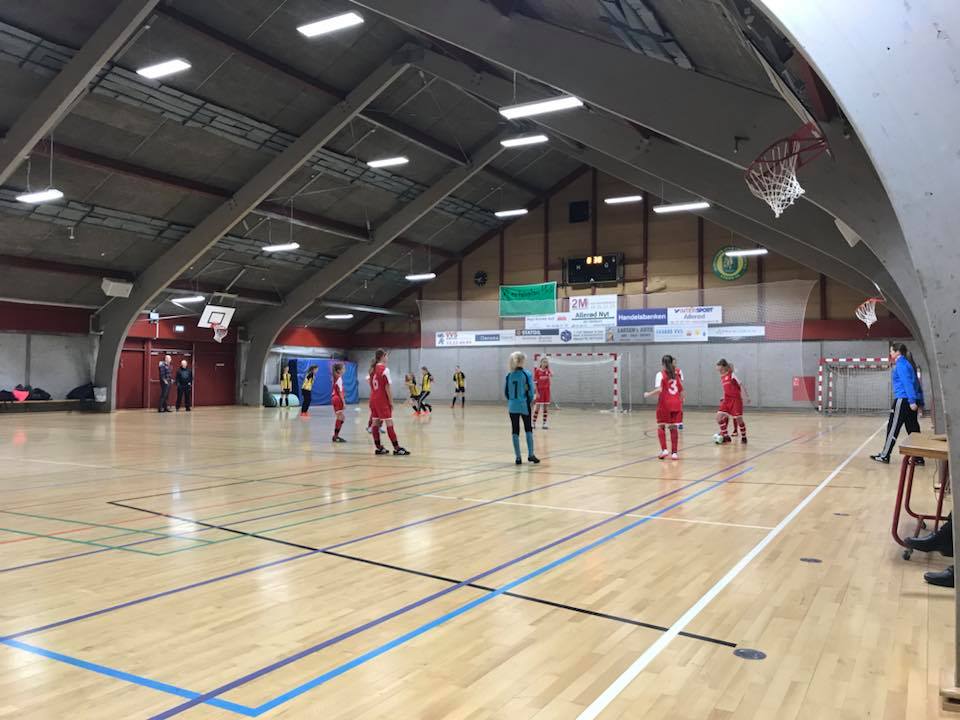 Pigefodboldbsf's tweet photo. (U13 Piger) Succes ved Futsal mellemrunde sikrer to U13-hold videre til Final Indoor og kampen om SM i Futsal til foråret. (foto: Bo Hillmann) #fodboldforpiger #pigefodboldbsf #pigefodbold #kvindefodbold https://t.co/Gt4I31SNur