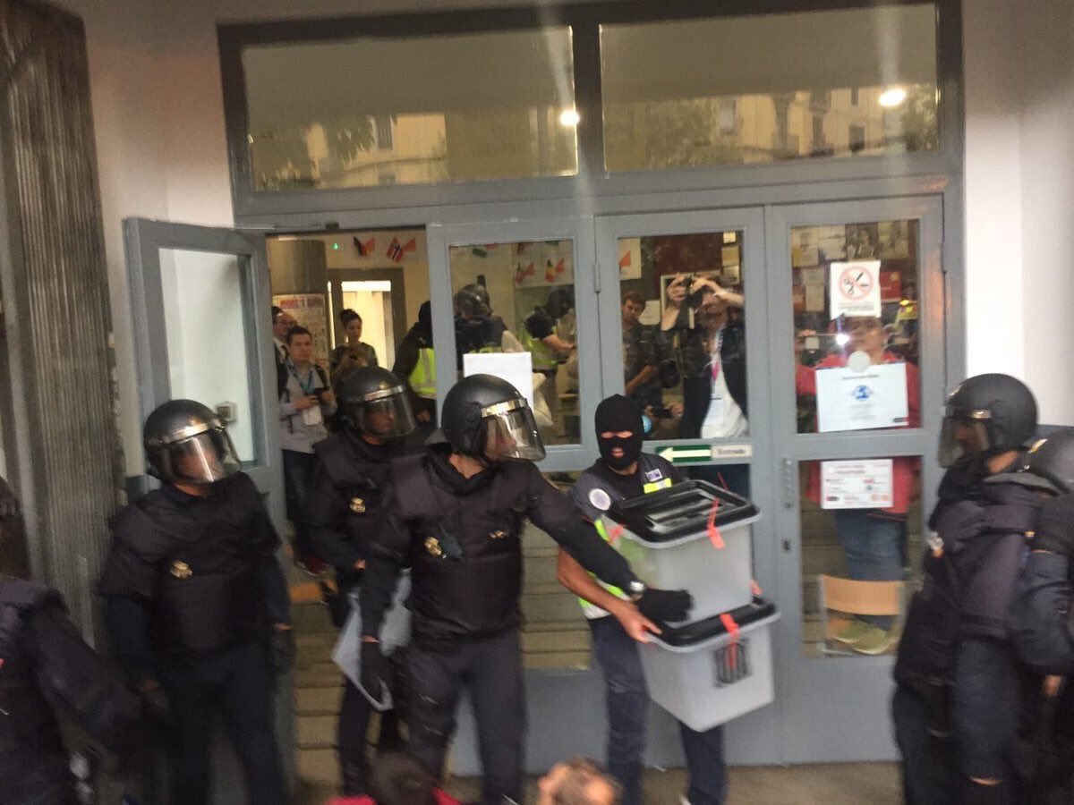 lurssia's tweet photo. Sí, @guardiacivil, por aquí en Catalunya sabemos lo bruscos que son vuestros métodos https://t.co/JstGqULh0a