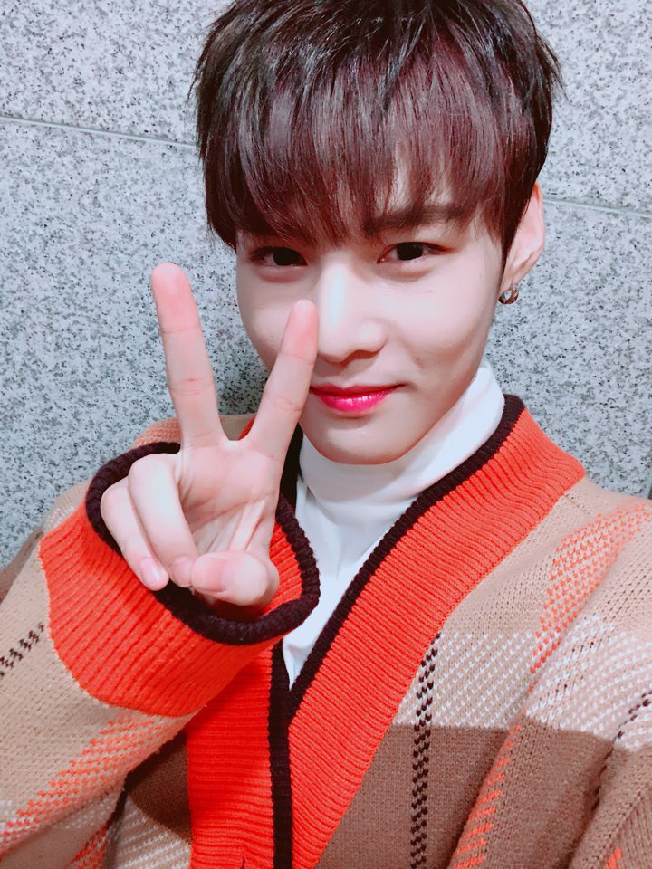 VICTON1109's tweet photo. [#빅톤] 일요일을 심장두근하게 만들 #세준 이 등장✌🏻 병차니에 이어! 복면가왕 패널로 빛나는 활약을 보여줄 세준니와 함께하실 준비 되셨죠?!👐 잠시 후 4시 50분! MBC #복면가왕 에서 세준니를 만나요🎭💕

#VICTON #앨리스_다_함께_본방사수👀 https://t.co/grMrnymoOa