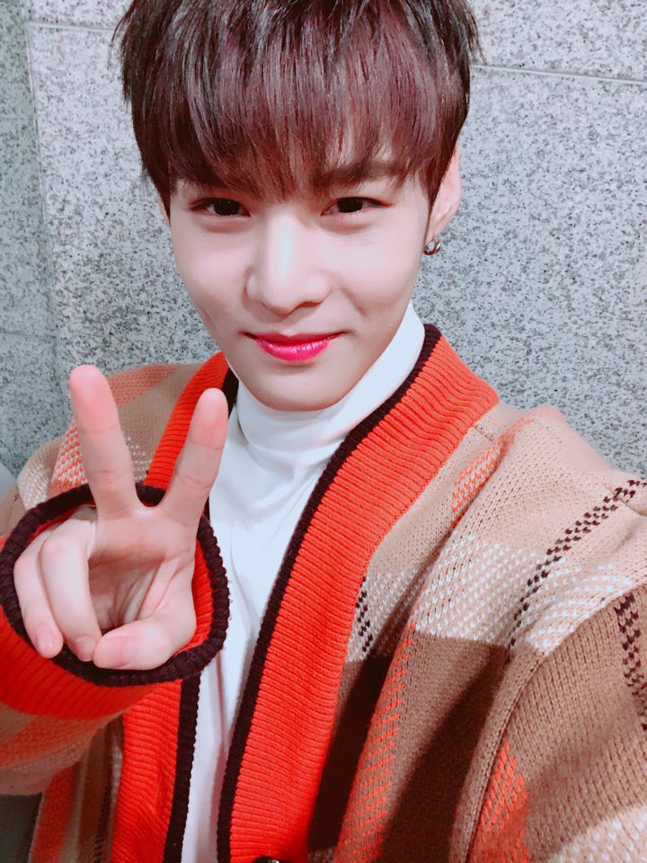 VICTON1109's tweet photo. [#빅톤] 일요일을 심장두근하게 만들 #세준 이 등장✌🏻 병차니에 이어! 복면가왕 패널로 빛나는 활약을 보여줄 세준니와 함께하실 준비 되셨죠?!👐 잠시 후 4시 50분! MBC #복면가왕 에서 세준니를 만나요🎭💕

#VICTON #앨리스_다_함께_본방사수👀 https://t.co/grMrnymoOa
