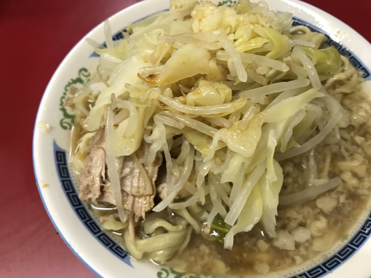 人くらい並んでた麺量は少なく、味もさっぱり系ですごく食べやすかった! こってり系が苦手な人にもおすすめ! ラーメン二郎目黒店 pic.twitter.com/e4k2DenGZ8