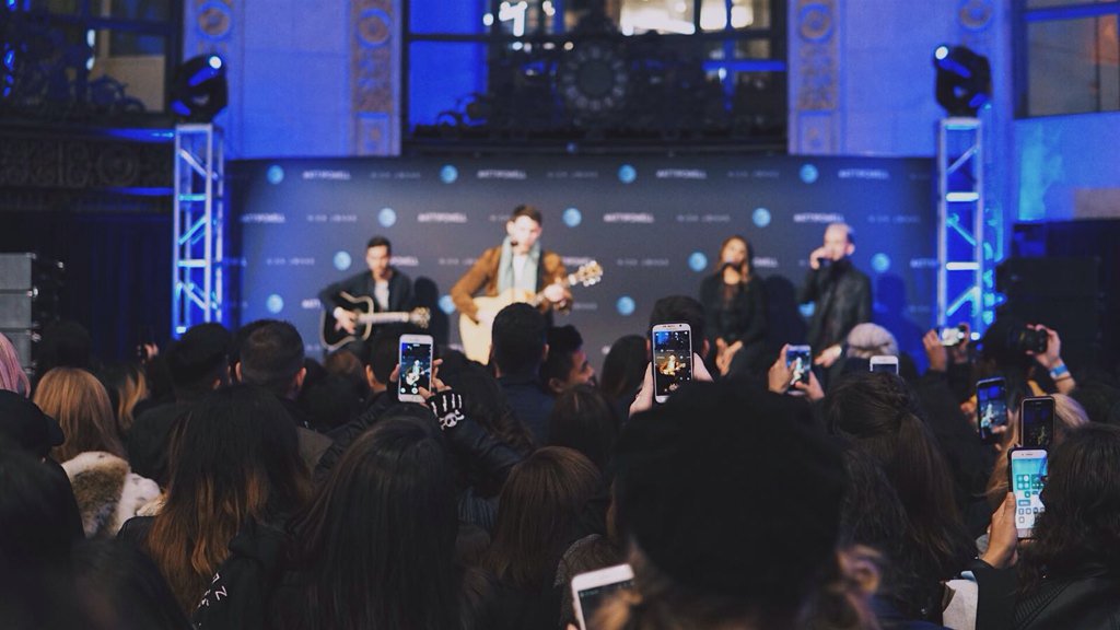 NJBROficial's tweet photo. @nickjonas 📸 20.01 | Nick Jonas em evento privado da #ATT1Powell - em São Francisco, Califórnia. #6 https://t.co/fzP44XbReU