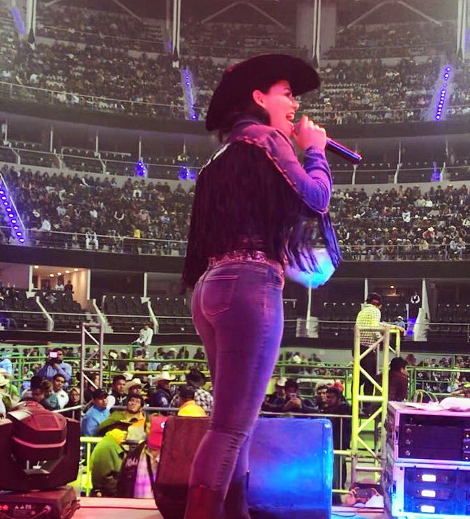 DianaLauraOf's tweet photo. Muchas gracias Puebla por tanto ánimo ! Feliz de haber cantado frente a miles de personas en este increíble recinto #Acrópolis #Puebla #rancholamision #bandaprimos #HugoFigueroa #DianaLaura https://t.co/EgKtIAaaDM