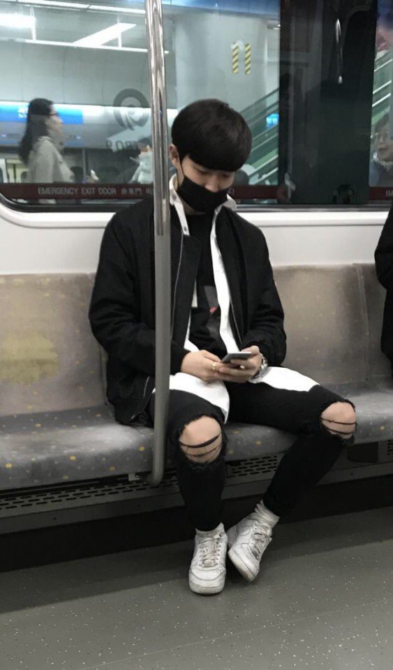 kimjaehwan_tmi's tweet photo. 김재환의 아래 과사는 지인에게 '지하철 타는 흔한 연예인'컨셉으로 부탁해 찍은 사진이다. https://t.co/0wp7ZhL630