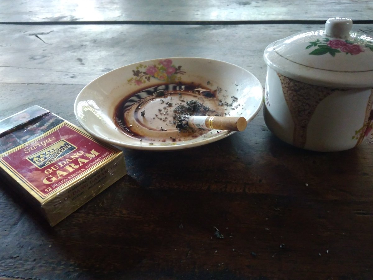 WahidRI's tweet photo. Jika kau butuh ketenangan, mampirlah ke kedai. Lalu, pesan kopi terpahit dengan kenangan termanismu.

Kalau kau butuh teman, temui saya di meja depan. Biarkan kita bercengkrama dalam perbincangan.

Dan, kau akan tahu, kopi yang kau pesan tak akan sepahit kehilangan. #KopiSenja https://t.co/5HqkRUf1W1