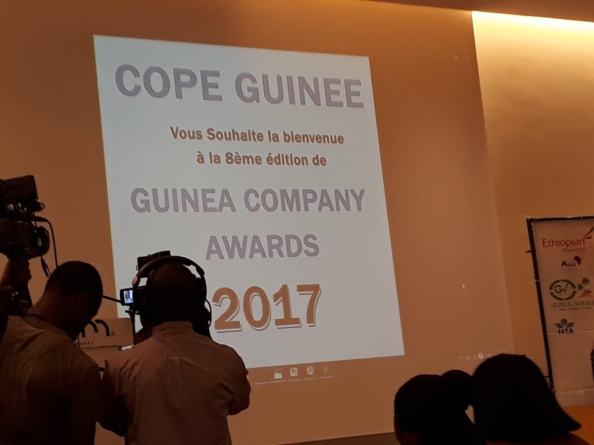 Guin_Audacieuse's tweet photo. Un mérite pour notre présidente hier soir en recevant le prix des 10 jeunes dames et femmes les plus influentes de l'année 2017. Elle le dédie à son époux, sa famille, tous ceux qui accompagnent ces efforts et à la dream team de la @Guin_Audacieuse, Merci à COPE-GUINEE https://t.co/kRsrDc6hxs